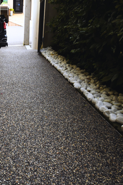 Steinteppich Komplett Set verlegt in einer Hauseinfahrt mit Randleisten im Außenbereich - Bauchemie.at Onlineshop