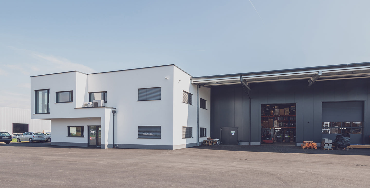 Frontansicht der Firma und des Lagers