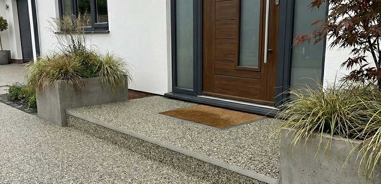 Steinteppich-Komplettset für den Außenbereich - Verlegt bei einem Kellerabgang in der Farbe Grigio Greco - Business Grau