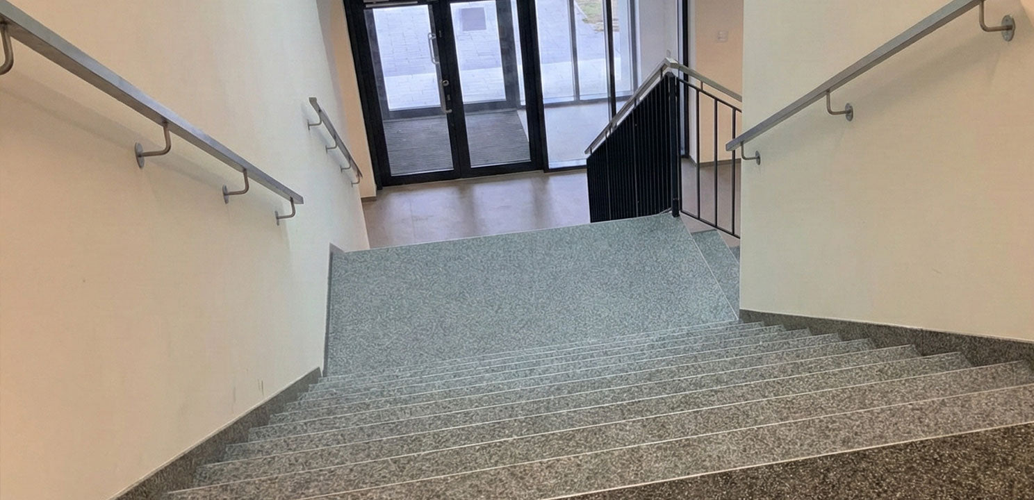 Steinteppich-Komplettset für den Innenbereich verlegt als Stiege im Bürogebäude | Bauchemie.at
